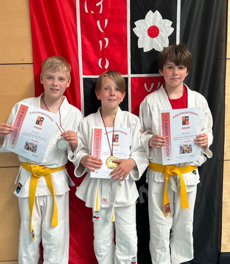 B5809B45 70D2 4300 94E1 6DCE89AEA37E 002